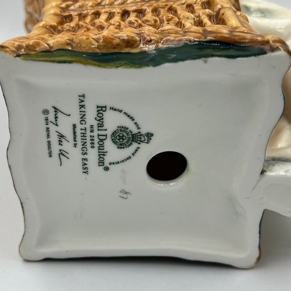 Royal Doulton figurine "taking things easy" White HN2680 - Picture 7 of 7